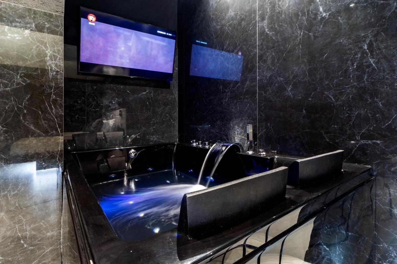 4 Suites " Unconventional Living Rooms " CTA Exterior foto